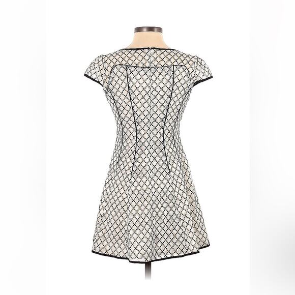 Ye . nice mesh overlay fit and flare dress, size small 155/80a - Picture 2 of 9